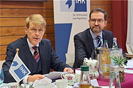 IHK-Präsident Dr. Bernhard Brons (l.) und Hauptgeschäftsführer Max-Martin Deinhard nahmen beim Jahrespressegespräch die Politik in die Pflicht, Wachstumshemmnisse abzubauen. Foto: Heidi Janssen