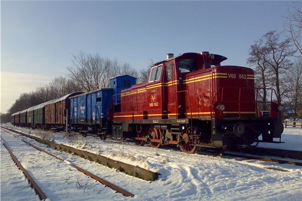 Die Museumseisenbahn in Norden bekommt Besuch vom Nikolaus Im Advent bietet die MKO ihre beliebten Nikolausfahrten sowie die Fahrten zum Dornumer Weihnachtsmarkt an.