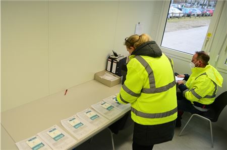 Im bereitgestellten Container werten die Mitarbeiter die abgegebenen Tests aus.