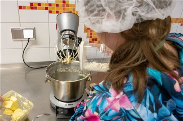 50 Jahre gelebte Inklusion Im Berufsbildungsbereich Hauswirtschaft wird der Teig für die Kuchen am Tag der offenen Tür vorbereitet.
