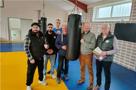 Im Clinch. Der MTV Aurich kämpft mit Niedersachsens Boxverband. Das Foto zeigt (von links) Trainer Rüstoum Mousto, Roba Hamo, Alexander Heidenreich, Abteilungsleiter Horst Schmidt, Vorsitzenden Wilfried Theessen und Detlev Schoone vom Kreissportbund. Foto: Georg Lilienthal