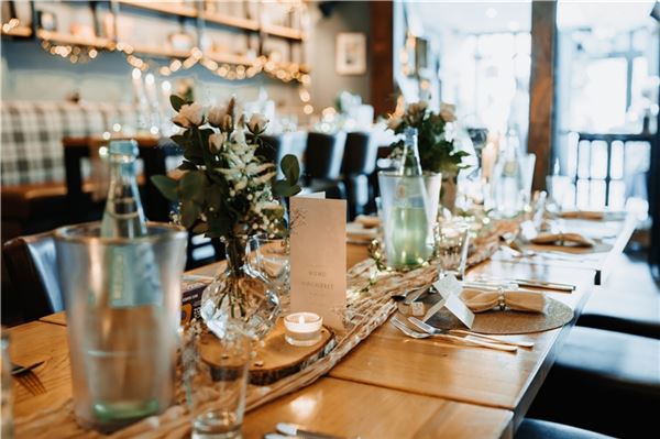 Im DOCK N°8 werden Hochzeiten, Jubiläen, Geburtstage oder auch Firmenfeiern mit großer Liebe zum Detail geplant und umgesetzt. Fotos: prviat