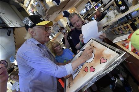 Im engen Otto-Huus in Emden war Otto einen ganzen Nachmittag vor Ort und schrieb Hunderte von Autogrammen. Foto: Lotta Gronendaal