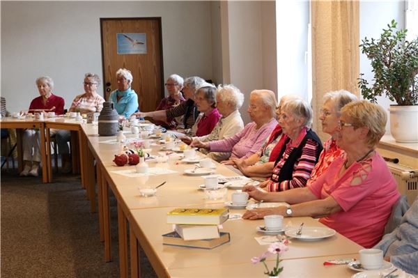 Bonbons, Büstenhalter, Begegnung Im Erzählcafé „Dat weetst du noch“ stand jetzt das Thema „Geschäfte“ heute und damals auf der Agenda. Fotos: Köser
