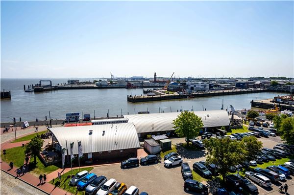 Kollision zweier Schiffe in Cuxhaven: 6000 Liter Öl fließen ins Hafenbecken Im Hafen von Cuxhaven gab es einen Schiffsunfall. In der Folge floss eine große Menge Öl ins Wasser.
