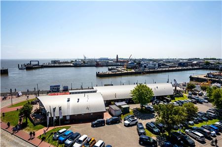 Im Hafen von Cuxhaven gab es einen Schiffsunfall. In der Folge floss eine große Menge Öl ins Wasser.