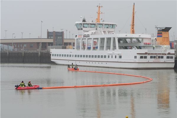 Im Hafen von Norddeich ist am Donnerstag ein mineralölhaltiger Stoff ins Wasser gelaufen.