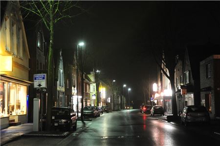 Im Idealfall leuchten Straßenlaternen in der ganzen Nacht – nicht so in der Norder Feldstraße. Archivfoto