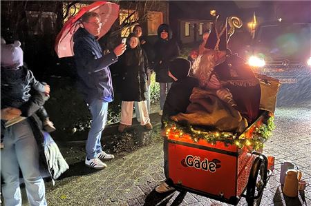 Im Lastenrad ließ sich der Nikolaus durch Osteel kutschieren.