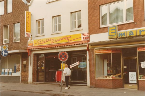 Im Laufe der Jahre bot sich die Gelegenheit, das Geschäft zu vergrößern. Der Nachbarmarkt war zunächst Feinkost Markt Woydt. Danach wurde es zu einer TUI-Filiale. Dann aber ergriff Paletti die Chance und vergrößerte sich