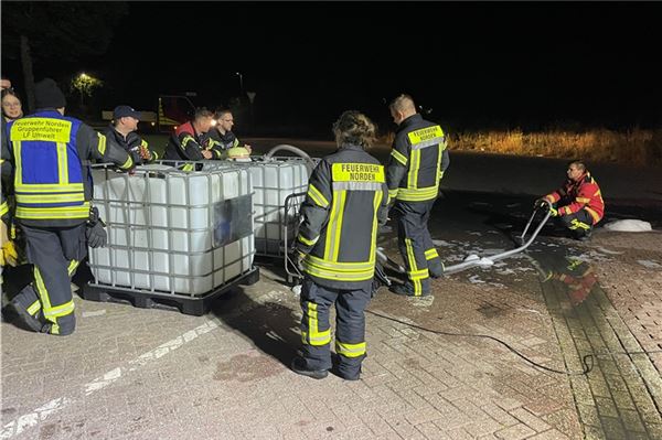 Feuerwehr verhindert Umweltgefahr: Boot und Anhänger brennen in Norden Im Laufe des Vormittags wird der Parkplatz gesäubert.