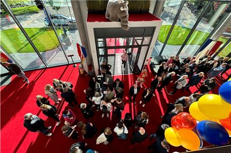 Im lichtdurchfluteten Festspielhaus am Wall begann das 34. Filmfest - beobachtet vom Ottifanten.