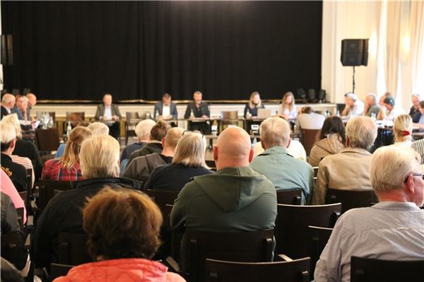 Besonnene Diskussion im Rat Im Mittelpunkt des Interesses der Insulaner bei der Ratssitzung stand das Dauerthema Zweckentfremdungssatzung. Fotos: Noun