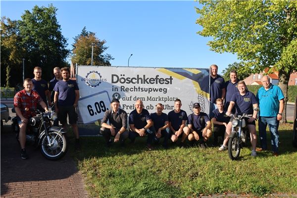 Döschkefest Rechtsupweg: Dreschen wie früher und Feiern bis in die Nacht Im neuen Outfit nahmen die Mitglieder des Döschkevereins Rechtsupweg teil. Ganz rechts der 1. Vorsitzende des Vereins, Hans-Wilhelm Wurps. Foto: Theo Gerken