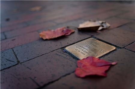 Im Neuen Weg, in der Brückstraße, in der Uffenstraße und an vielen anderen Stellen in Norden erinnern Stolpersteine an die Opfer des Nationalsozialismus in Norden.