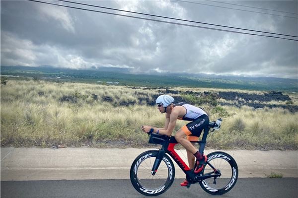 Ironman-Traum wäre beinahe geplatzt Im NTV-Dress über die Insel. Nach einer mehrtägigen Ruhepause konnte Matthias Heinken wieder ins Training einsteigen. „Ich bin topfit und freue mich auf den Start“, sagte er am Dienstag.