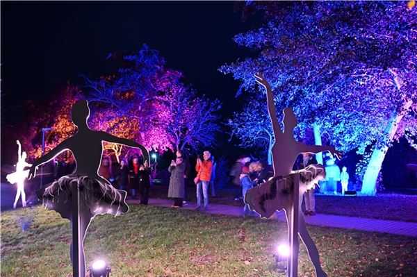 Laternenumzug & Lichterzauber: Herbstfest Dornumersiel Im vergangenen Jahr tanzten die Schatten der Ballerinen für die Gäste. Foto: Ute Bruns