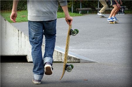 Im Visier des Angeklagten: Jugendliche auf einem Skaterpark. Viermal soll er übergriffig geworden sein.