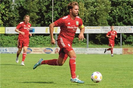 Im Vorwärtsgang. Der TuS Pewsum um Innenverteidiger Sandro Poppenga will am Sonntag bei der noch ungeschlagenen SpVg Aurich bestehen. Foto: Hinrich Saathoff