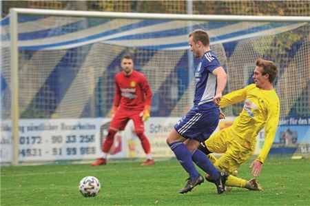 Im Vorwärtsgang. Gegen den Tabellenzweiten TuS Middels landete der SV Hage – am Ball Tammo Barkhoff – einen verdienten Heimsieg, der höher hätte ausfalllen können. Foto: Ute Bruns