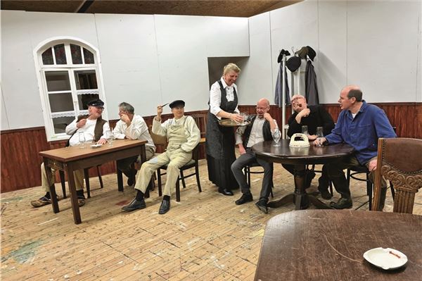 Im Wirtshaus fühlt sich der Schustermeister (2. von rechts) besonders wohl. Das Foto zeigt eine Probenszene mit (von links): Andree Uphoff, Wilke Meyenburg, Hans-Jörg Dreyer, Marion Büscher, Edmund Seemann, Hero Kruse und Edzard Bartsch.