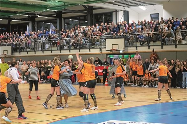 Imposante Kulisse. Die Kurt-Knippelmeyer-Halle platzte beim Endspieltag des B-Turniers in Marienhafe wieder aus allen Nähten. Foto: Ute Bruns