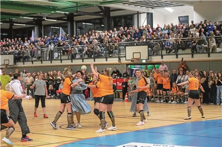 Imposante Kulisse. Die Kurt-Knippelmeyer-Halle platzte beim Endspieltag des B-Turniers in Marienhafe wieder aus allen Nähten. Foto: Ute Bruns