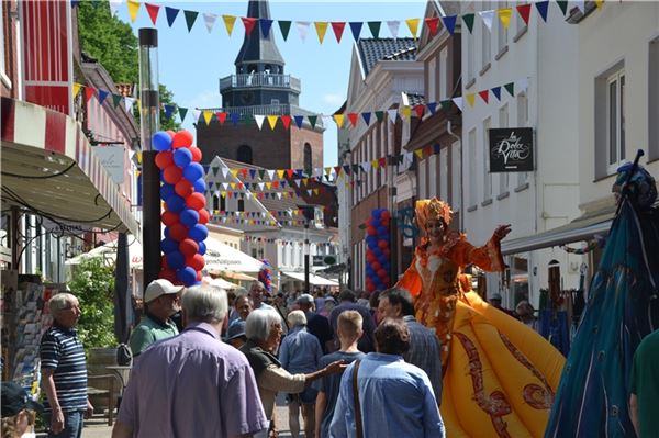 In Aurich lässt es sich gut leben - das zeigen die hohen Werte in punkto Lebensqualität, die es im Heimatcheck für die Stadt gab. Unter anderem der Einzelhandel und das gut aufgestellte Vereinswesen schnitten gut ab. Fotos: Romuald Banik