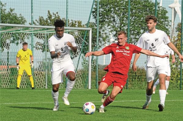 In Bedrängnis. Der FC Norden führte gegen den Favoriten TuS Pewsum. Die Krummhörner drehten die Partie, die Gäste kämpften sich in der Schlussphase wieder heran. Foto: Hinrich Saathoff