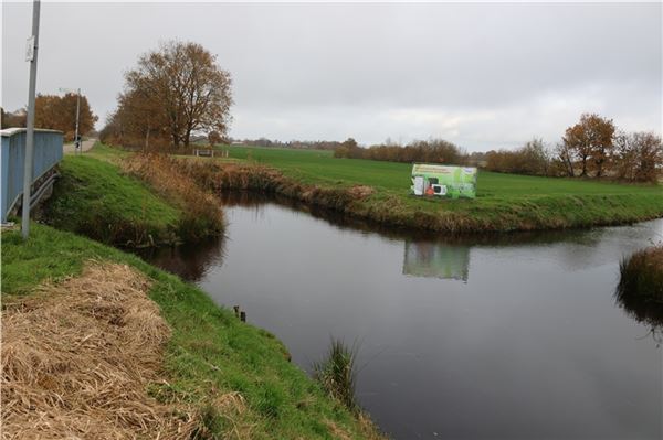 In den 1950er Jahren wurde aus dem Wasserkreuz zwischen Ringkanal (auf dem Foto von rechts nach links, hinter der Brücke befindet sich eine Stauanlage) und dem Abelitz-Moordorf-Kanal von vorne bis zum Damm ein Dreieck. Foto: Theo Gerken