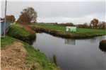 In den 1950er Jahren wurde aus dem Wasserkreuz zwischen Ringkanal (auf dem Foto von rechts nach links, hinter der Brücke befindet sich eine Stauanlage) und dem Abelitz-Moordorf-Kanal von vorne bis zum Damm ein Dreieck. Foto: Theo Gerken