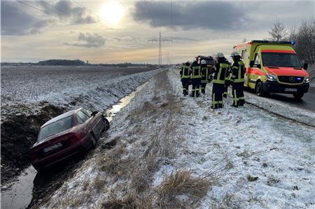 In den Graben: Dieser Autofahrer hatte auf der Norder Umgehungsstraße trotzdem Glück. Er konnte sich alleine befreien und wurde nur leicht verletzt.Foto Feuerwehr