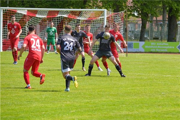 Torwart Alex Bartels bewahrt den FCN vor einem Heimdebakel In der Defensive. Die Norder (rote Trikots) konnten sich gegen die spielstarken Bunder kaum einmal in Szene setzen und verloren vollauf verdient mit 1:4. Foto: Daja Ecke