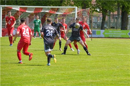 In der Defensive. Die Norder (rote Trikots) konnten sich gegen die spielstarken Bunder kaum einmal in Szene setzen und verloren vollauf verdient mit 1:4. Foto: Daja Ecke