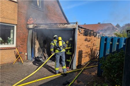 In der Harringastraße in Hage brennt derzeit eine Garage.