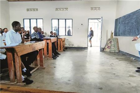 In der Schule in Ruhango wird Frontalunterricht mit bis zu 60 Jugendlichen betrieben.