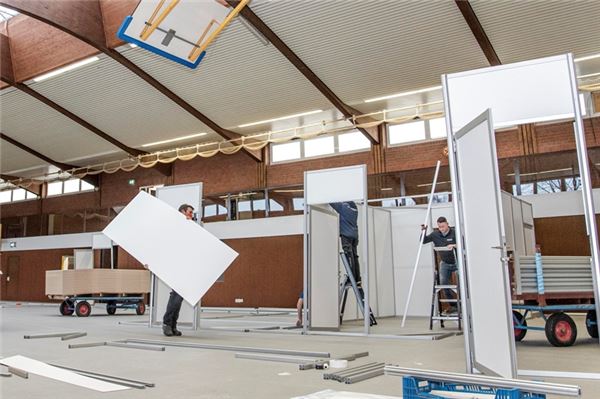 Impfzentrum in Georgsheil nimmt Gestalt an In der Sporthalle der Grundschule Georgsheil wird seit Mitte vergangener das Impfzentrum des Landkreises Aurich aufgebaut. Bis zum 15. Dezember sollen die Arbeiten abgeschlossen und das Zentrum betriebsbereit sein.