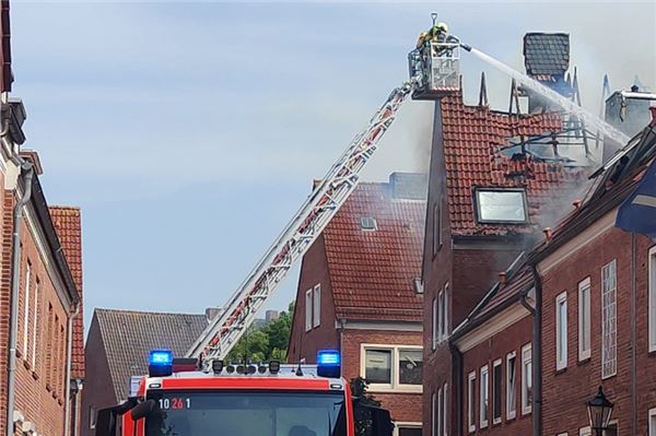 In Emden brennt der Dachstuhl eines Wohnhauses.