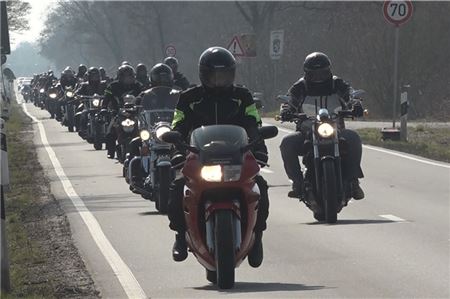 In großen Mengen werden die Motorradfahrer auf der Straße unterwegs sein. Symbolbild