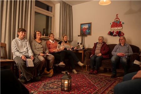 In kleiner gemütlicher Runde werden bei der Kirchengemeinde Rechtsupweg jeden Abend in der Adventszeit Geschichten verlesen und miteinander geklönt.