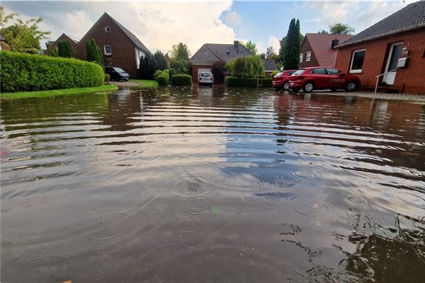 In kurzer Zeit regnete es in Hage so stark, dass viele Straßen unter Wasser standen. Fotos: Georg Tenor