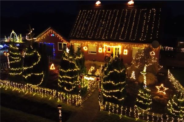 In Moordorf leuchtet auch dieses Jahr wieder das Weihnachtshaus, mit mehr als 50000 LEDs. Foto: Nonstop News