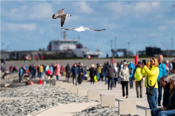 In Norddeich verzeichnet man nach wie vor Zuwächse bei den Touristenzahlen – von einem abebbenden Interesse ist nichts zu spüren. Foto: Ute Bruns