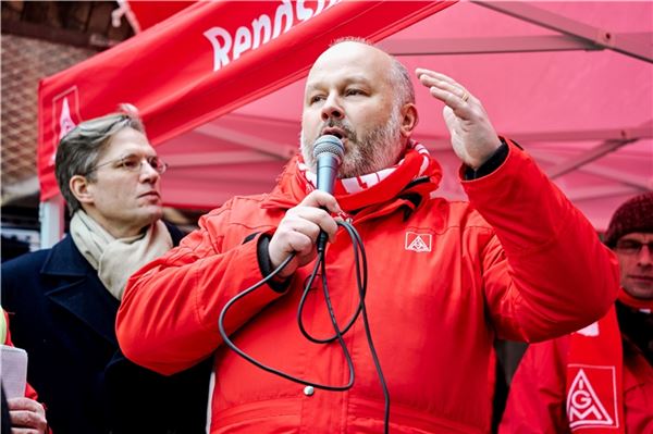 In seinem Element: Der IG-Metall-Bezirksvorsitzende Daniel Friedrich bei einer Rede. Im KURIER-Interview erläutert er, warum Gewerkschaften immer wichtiger werden – und was er vom Lokführer-Streik hält.