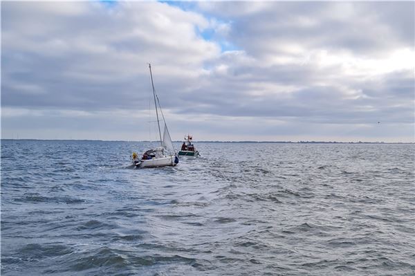 In sicherem Fahrwasser: Das Tochterboot JOHANN FIDI der DGzRS bringt die havarierte Segelyacht nach Hooksiel. Foto: DGzRS – Die Seenotretter