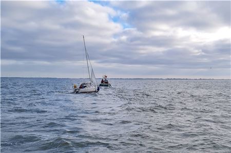 In sicherem Fahrwasser: Das Tochterboot JOHANN FIDI der DGzRS bringt die havarierte Segelyacht nach Hooksiel. Foto: DGzRS – Die Seenotretter