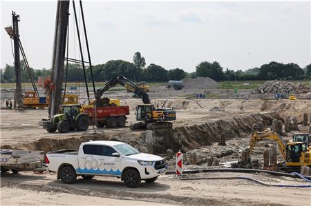 In Uthwerdum entsteht die Zentralklinik für den Landkreis Aurich und die Stadt Emden. Jetzt gerät die Gesellschaftsstruktur der ausführenden Trägergesellschaft in die Kritik. Foto: Till Oliver Becker