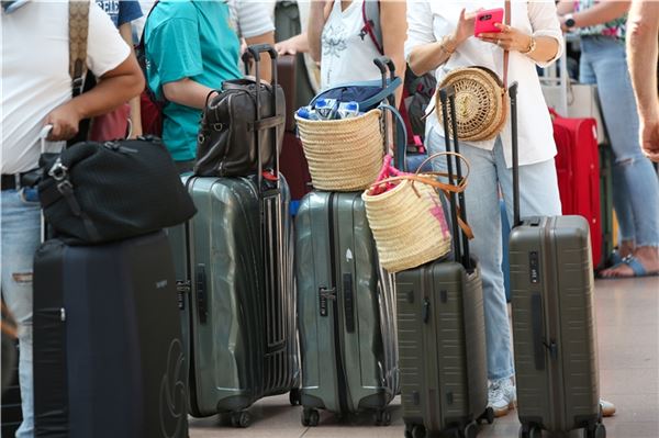 Mitbringsel aus dem Urlaub – diese Regeln gelten am Zoll Ins Gepäck dürfen auch Souvenirs – aber eben nicht alle. Foto: Bodo Marks/dpa