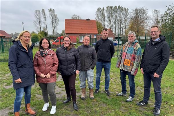 Insa Clemens-Hedemann (v.l., Schulleiterin), Heike Nanninga (Erste Vorsitzende des Fördervereins), Kerstin de Vries (ehemalige Vorsitzende), Stefan Alberts, Michael Betram, Reiner Hollwege (alle von der Firma Tell Bau) und Markus Schwarz (Samtgemeinde Brookmerland) freuen sich auf den Soccerplatz. Fotos: Keno Klaassen