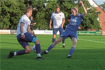 Intensives Pokalspiel. Beim 1:2 gegen Borssum war für den Süderneulander SV – r. Lukas Böckmann – mehr drin. Foto: Hinrich Saathoff